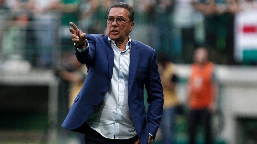 SAO PAULO, BRAZIL - JULY 27: Vasco team coach Vanderlei Luxemburgo gestures during a match between Palmeiras and Vasco for the Brasileirao Series A 2019 at Allianz Parque on July 27, 2019 in Sao Paulo, Brazil. (Photo by Miguel Schincariol/Getty Images)