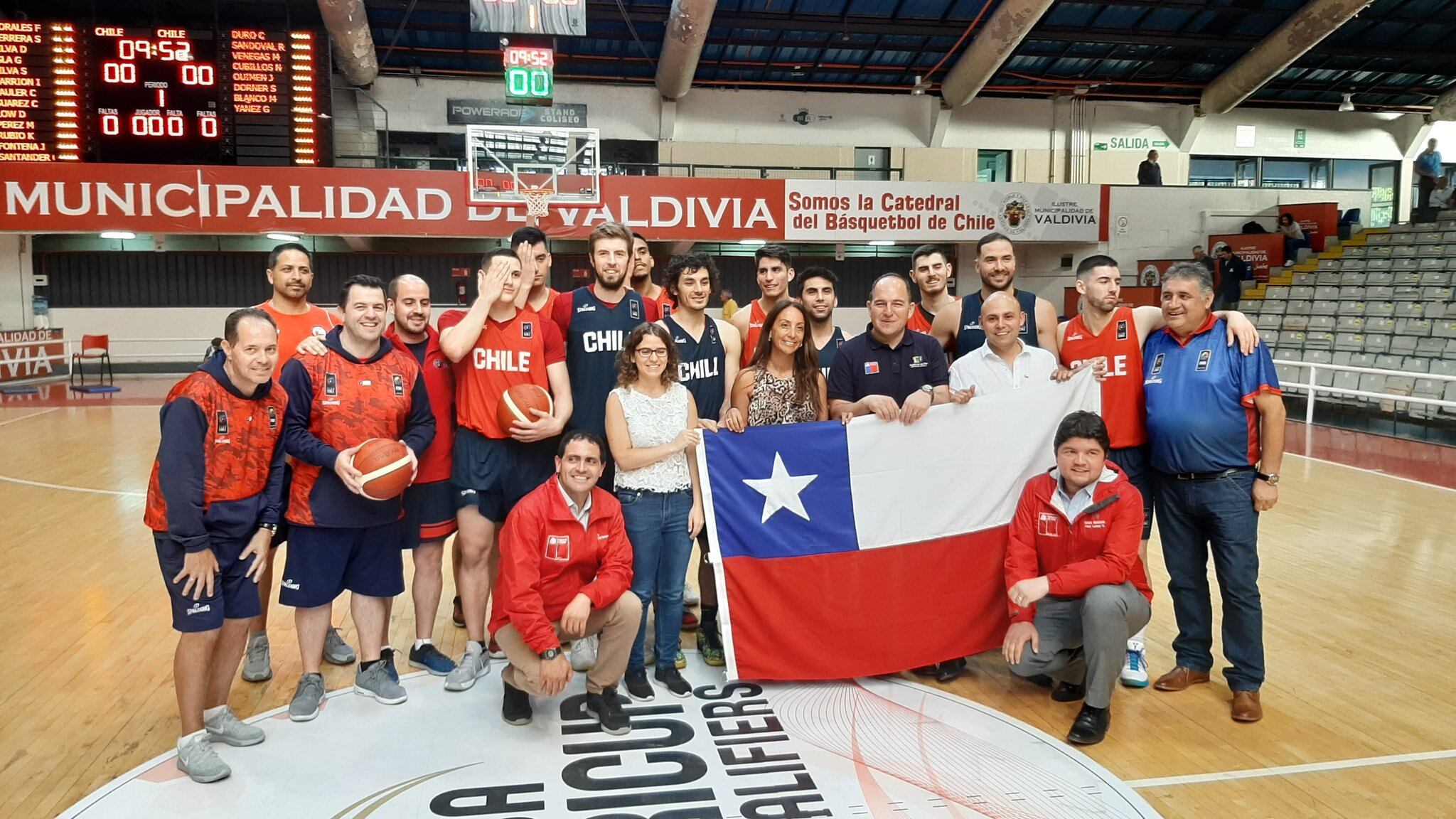 La fotografía de la protesta de los seleccionados de básquetbol. Twitter @CoolTV_Valdivia
