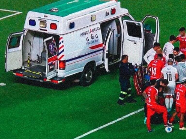 Tras un fuerte choque de cabezas, Franco Troyansky se tuvo que retirar en ambulancia del Nicolás Chahuán