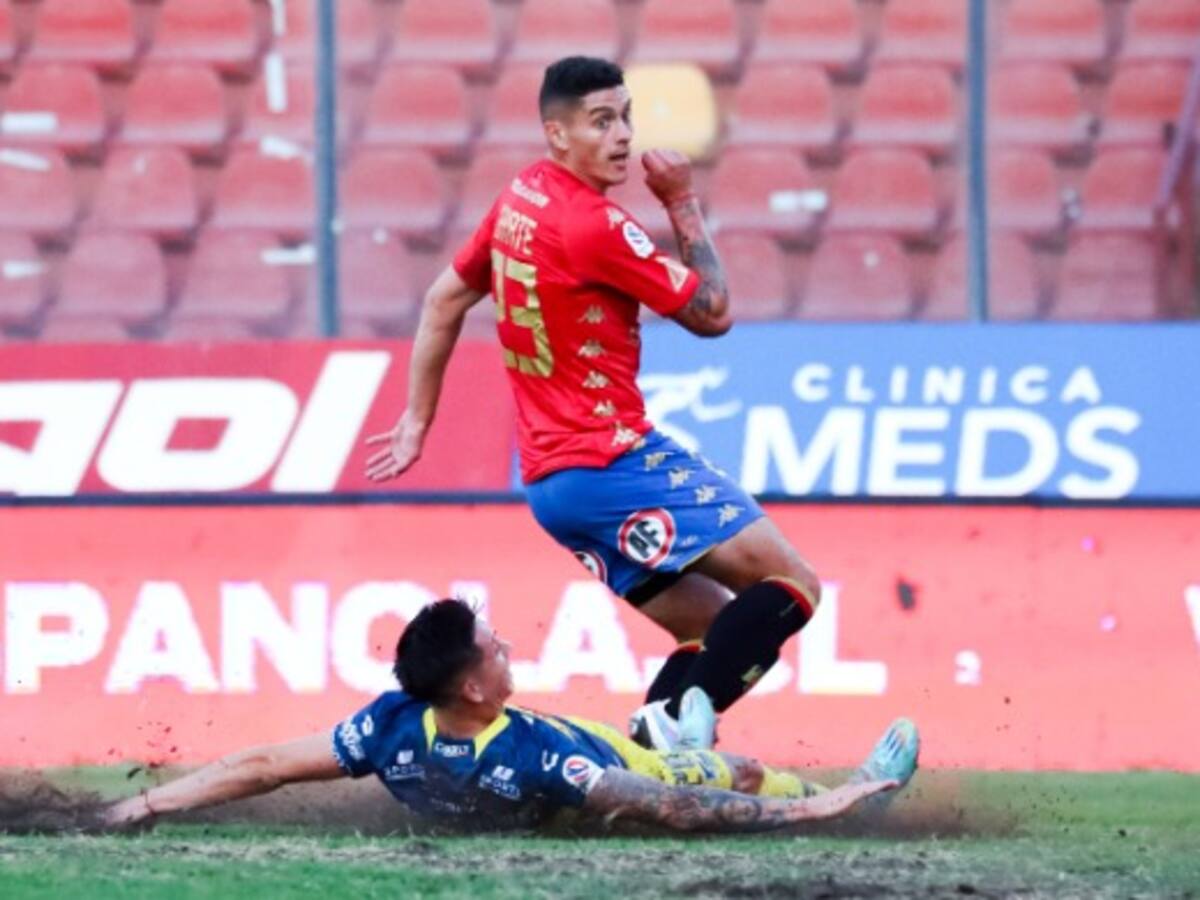 Con cancha en mal estado: Unión Española y Everton reparten puntos en el Santa Laura