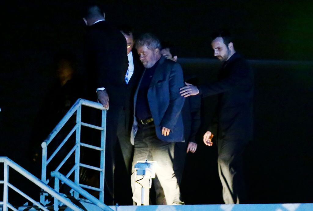 Detectives de la policía conducen a Lula hacia la cárcel en Brasil