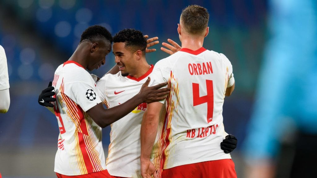 LEIPZIG, GERMANY - DECEMBER 08: (BILD ZEITUNG OUT) Amadou Haidara of RB Leipzig, Justin Kluivert of RB Leipzig and Willi Orban of RB Leipzig celebrate after winning after the UEFA Champions League Group H stage match between RB Leipzig and Manchester United at Red Bull Arena on December 8, 2020 in Leipzig, Germany. (Photo by Mario Hommes/DeFodi Images via Getty Images)