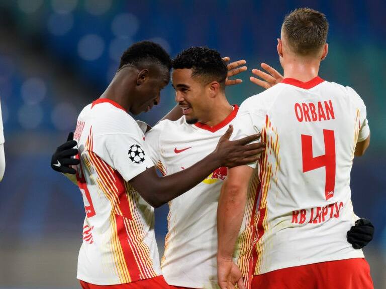 LEIPZIG, GERMANY - DECEMBER 08: (BILD ZEITUNG OUT) Amadou Haidara of RB Leipzig, Justin Kluivert of RB Leipzig and Willi Orban of RB Leipzig celebrate after winning after the UEFA Champions League Group H stage match between RB Leipzig and Manchester United at Red Bull Arena on December 8, 2020 in Leipzig, Germany. (Photo by Mario Hommes/DeFodi Images via Getty Images)