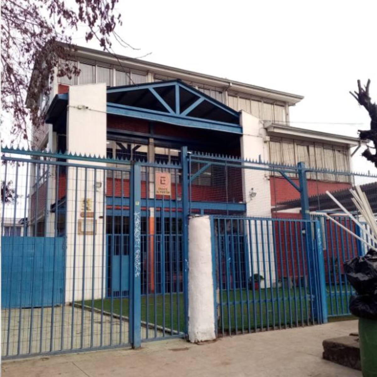 Educadora sufre portonazo al llegar a colegio en Quinta Normal: sujetos la abordaron luego que los denunciara tocando la bocina