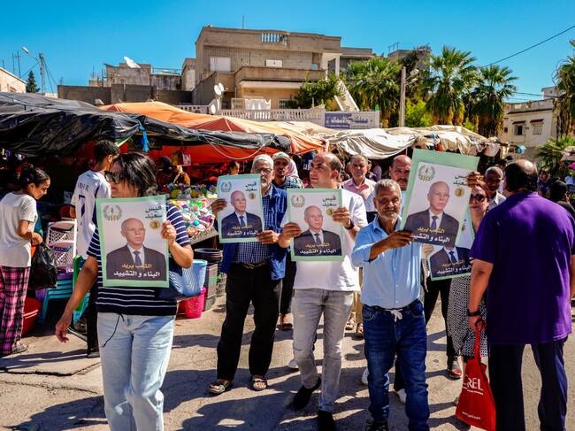 Los seguidores del presidente tunecino Kais Said se manifiestan a su favor en la previa de la jornada de votaciones
