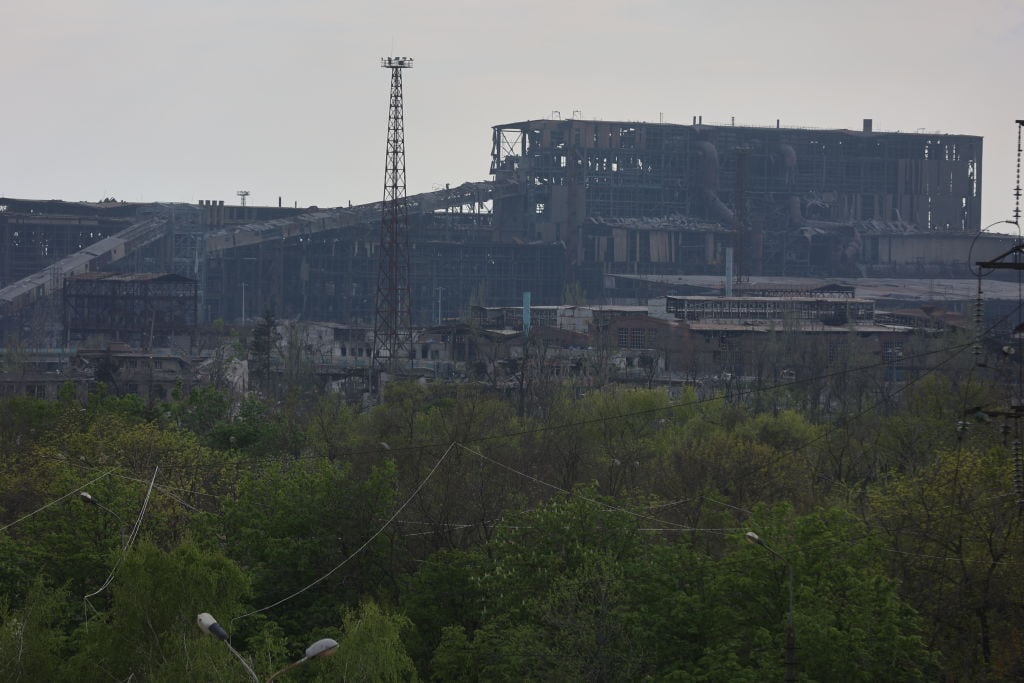 imagen de las estructuras dañadas de la fábrica de acero de Azovstal