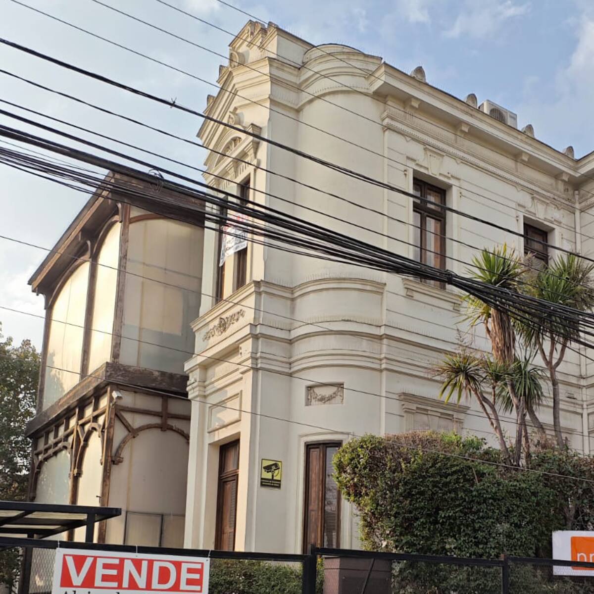 Propiedad conocida como La Casa de los Espíritus está a la venta: esto cuesta ser dueño del Palacio Echeverría en Santiago