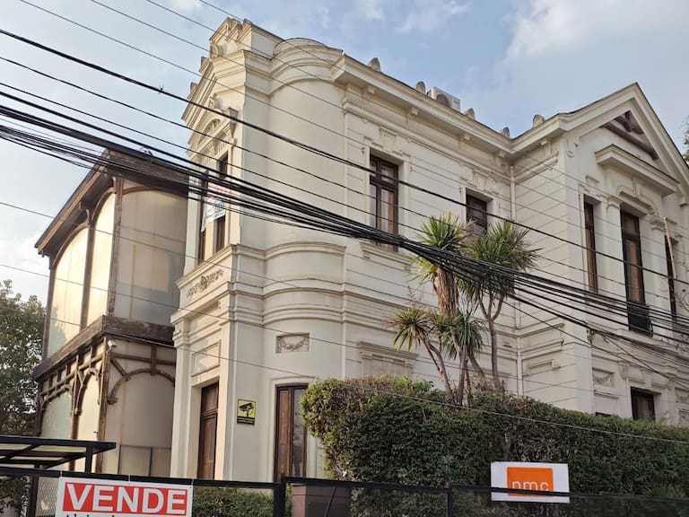 Propiedad conocida como La Casa de los Espíritus está a la venta: esto cuesta ser dueño del Palacio Echeverría en Santiago