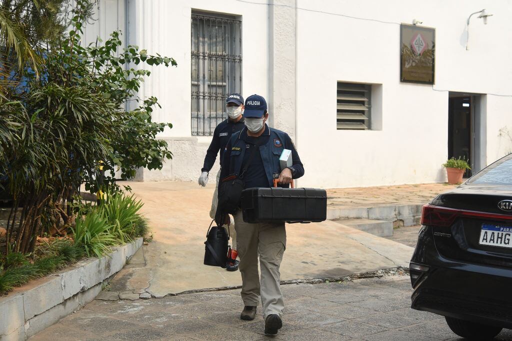 Equipos forenses y de criminalística salen de la morgue judicial en Asunción tras periciar el cuerpo del fallecido diputado Eulalio Gomes en Paraguay.