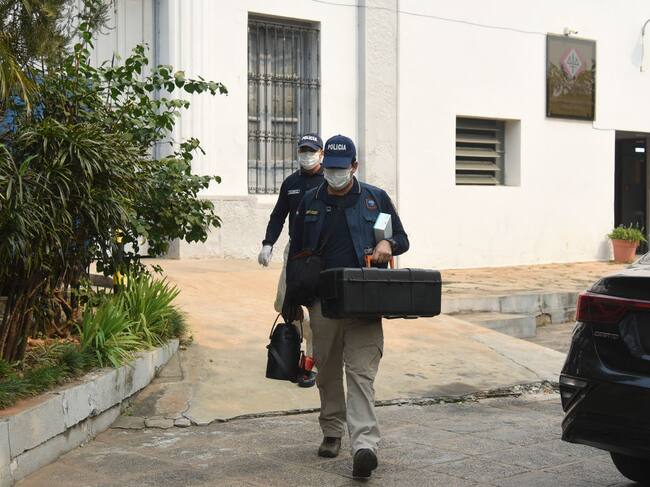 Equipos forenses y de criminalística salen de la morgue judicial en Asunción tras periciar el cuerpo del fallecido diputado Eulalio Gomes en Paraguay.