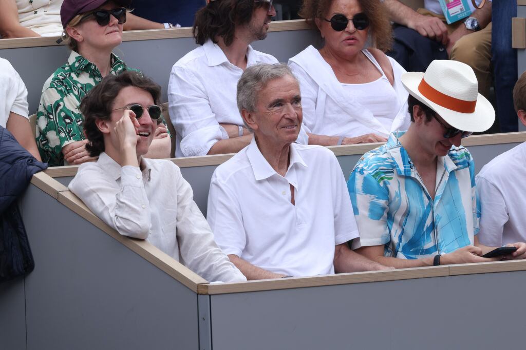 El multimillonario francés Bernard Arnault junto a sus hijos en Roland Garros