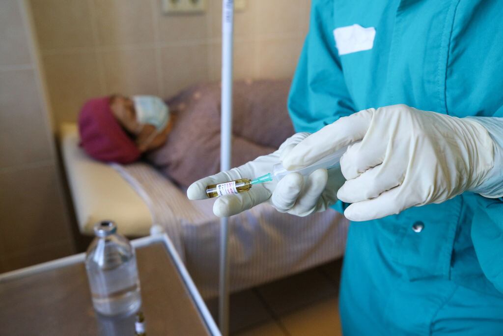 Trabajador de la salud atiende a un paciente en hospital de Kazán