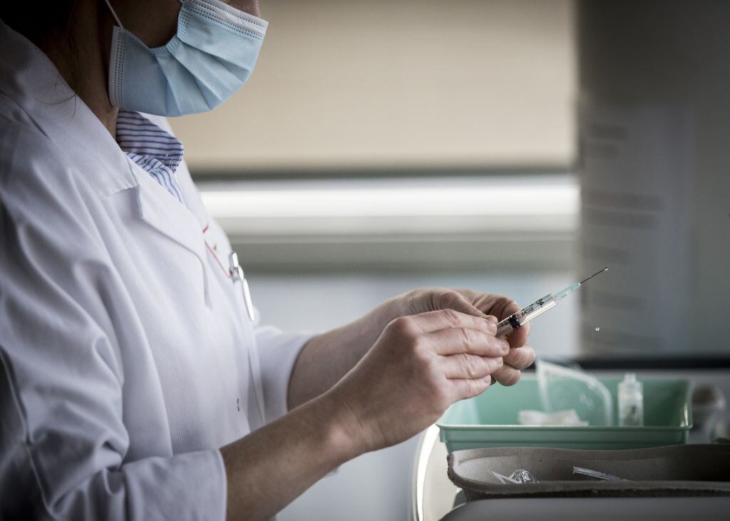 Trabajador prepara una dosis de la vacuna contra el Covid-19 en un Hospital de Estrasburgo