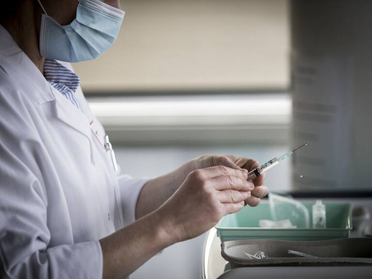 Trabajador prepara una dosis de la vacuna contra el Covid-19 en un Hospital de Estrasburgo