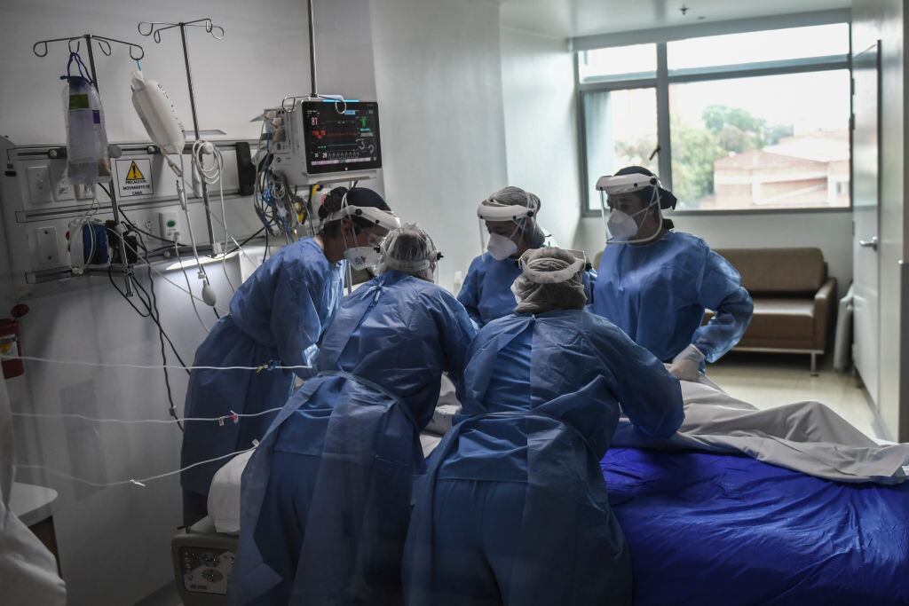 Trabajadores de la salud atienden a un paciente Covid-19 en Colombia