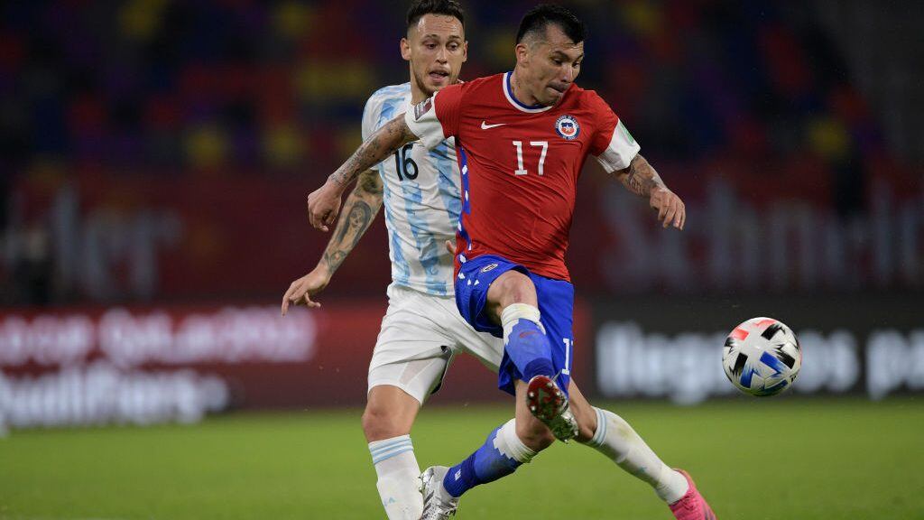 SANTIAGO DEL ESTERO, ARGENTINA - JUNE 03: Gary Medel of Chile controls the ball during a match between Argentina and Chile as part of South American Qualifiers for Qatar 2022 at Estadio Unico Madre de Ciudades on June 03, 2021 in Santiago del Estero, Argentina. (Photo by Juan Mabromata - Pool/Getty Images)