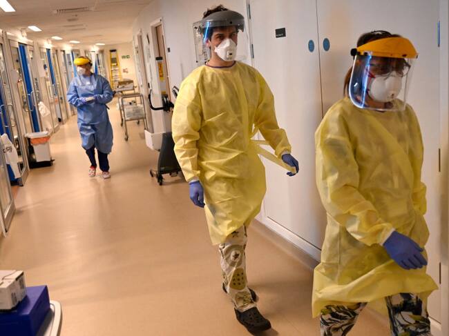 Los trabajadores de la salud enfrentan la pandemia en un hospital de Cambridge