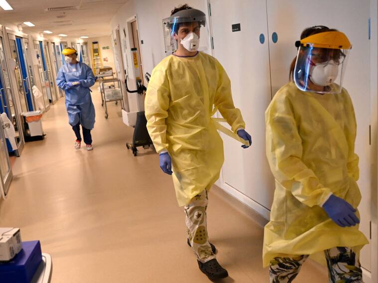 Los trabajadores de la salud enfrentan la pandemia en un hospital de Cambridge