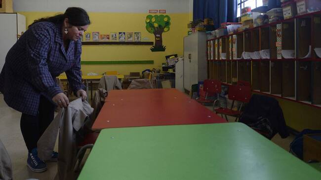 25 de Abril de 2017/QUILPUELiceos de Valparaiso suspendieron sus clases tras el fuerte sismo que se sintió en la región.En la fotografia una asistente de parvulo en la sala de niños.
FOTO:PABLO OVALLE/AGENCIAUNO