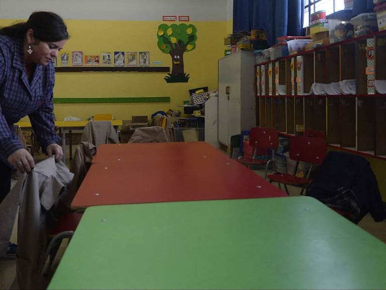 25 de Abril de 2017/QUILPUELiceos de Valparaiso suspendieron sus clases tras el fuerte sismo que se sintió en la región.En la fotografia una asistente de parvulo en la sala de niños.
FOTO:PABLO OVALLE/AGENCIAUNO
