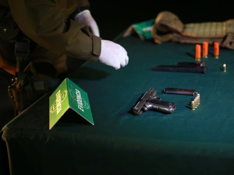 Carabineros detuvo a ocho personas con armas de grueso calibre y municiones en La Legua