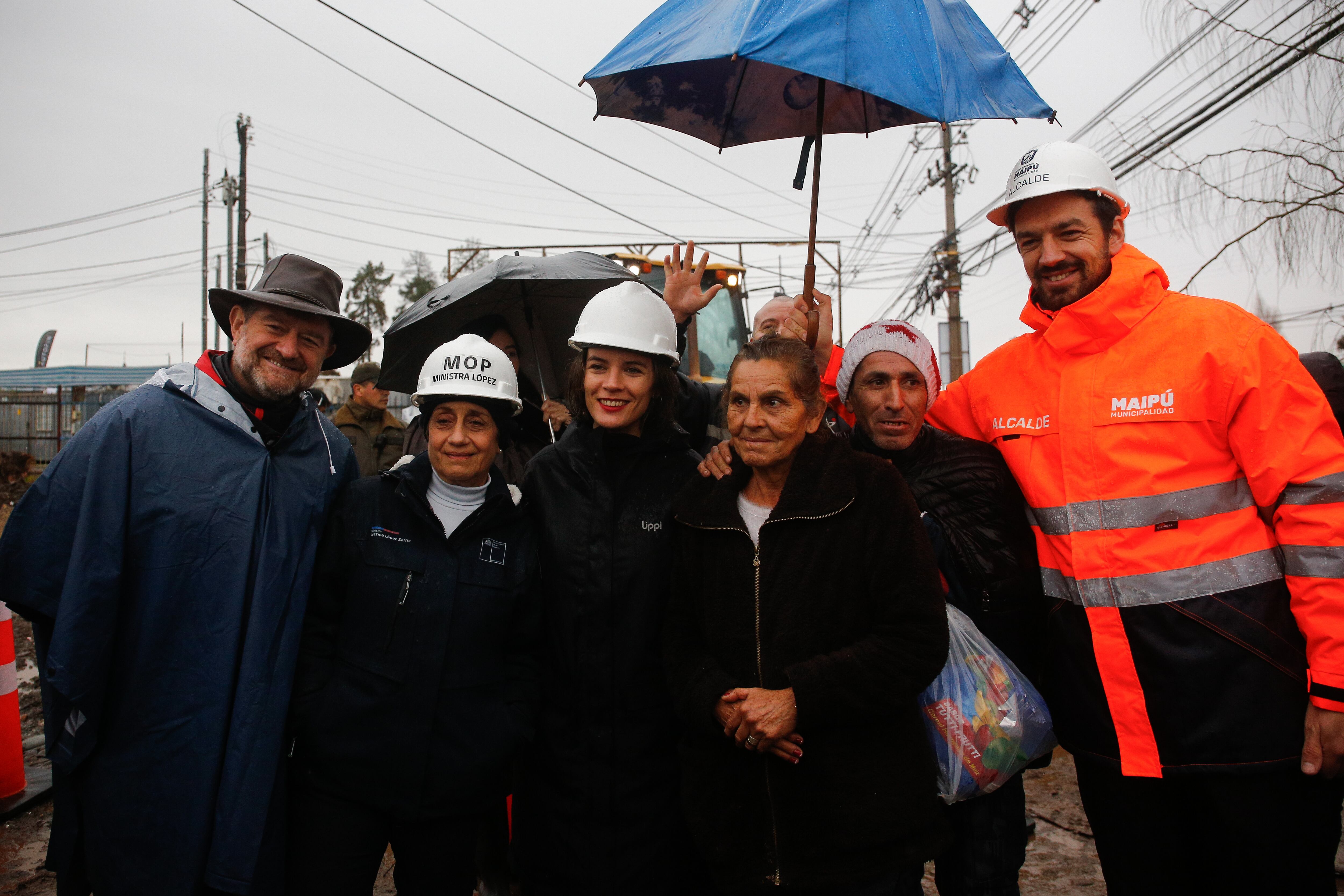 13 DE JUNIO DE 2024 / SANTIAGO La ministra de la Secretaría General de Gobierno, Camila Vallejo, junto a la delegada presidencial de la RM, Constanza Martínez, la Ministra de Obras Públicas Jessica López y el alcalde de Maipú, Tomás Vodanovic, supervisan los trabajos de emergencia en el Canal Santa Marta, uno de los puntos críticos en la Región Metropolitana, y abordan el sistema frontal que afecta a la zona centro sur del país.
FOTO: DIEGO MARTIN /AGENCIAUNO
