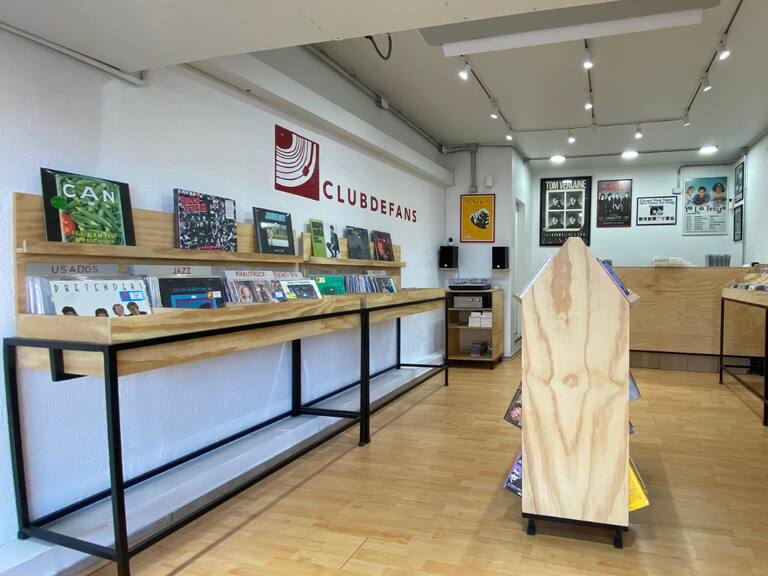 Cerraron ocho meses por un robo: una de las mejores tiendas de música de Santiago confirma reapertura