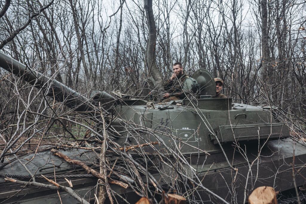 Soldados ucranianos sobre un tanque en el frente en la región del Donbás