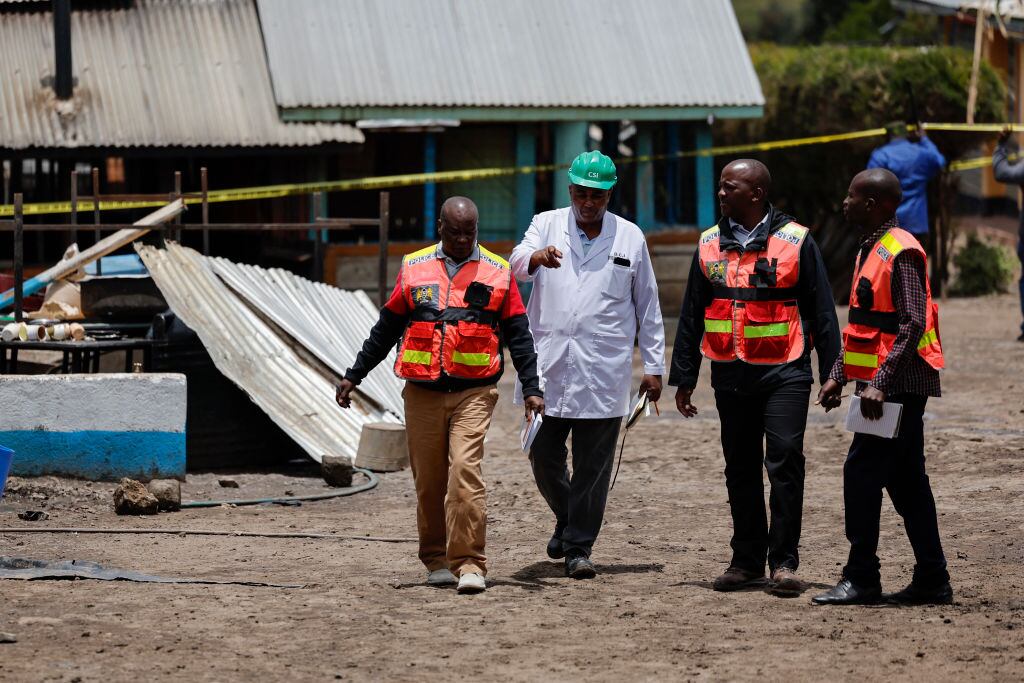Investigadores revisan las instalaciones incendiadas de la Academia Hillside Endarasha del condado de Nyeri en Kenia