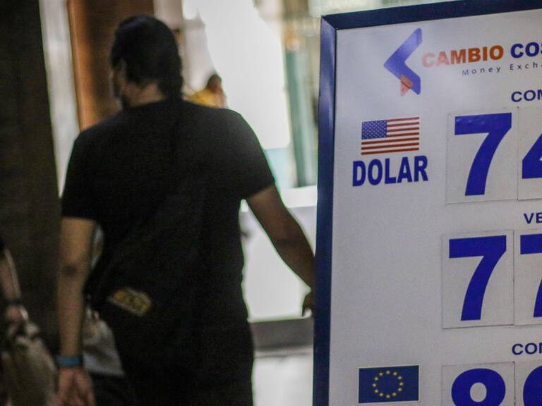 Dólar se disparó a su mayor nivel en más de un mes tras decisión del BC de activar programa de compra de divisas