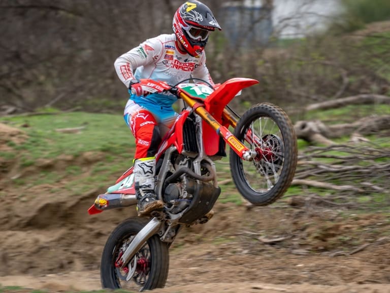 Ruy Barbosa se corona doble campeón latinoamericano de moto enduro