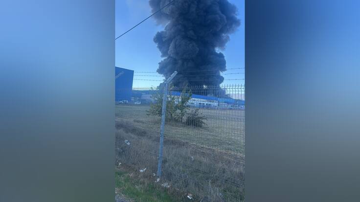 Sigue en combate incendio en furtícola de Paine