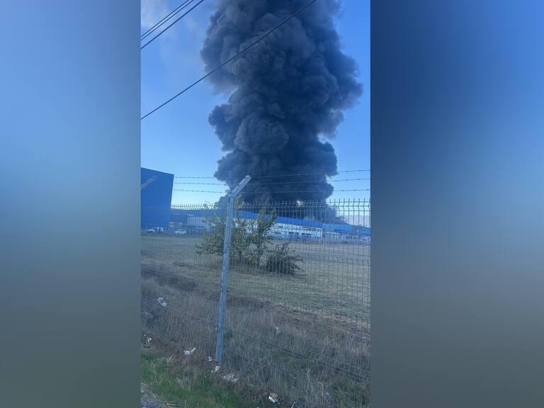 Sigue en combate incendio en furtícola de Paine