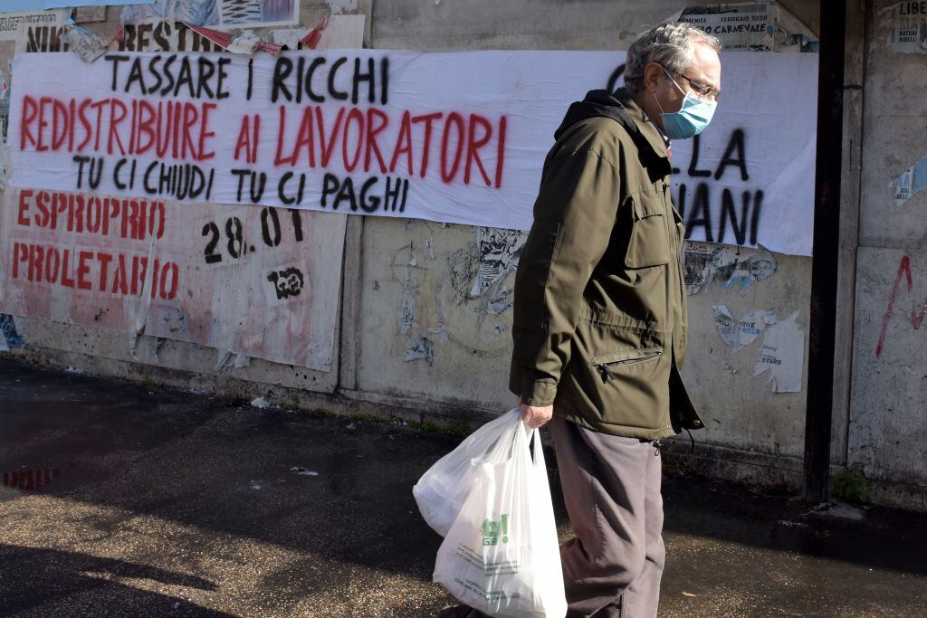 Lienzo pide mayores impuestos para los ricos en las calles de Roma