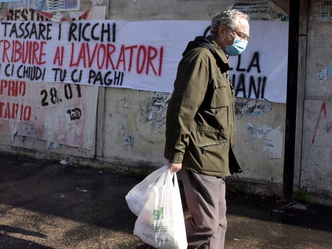 Lienzo pide mayores impuestos para los ricos en las calles de Roma