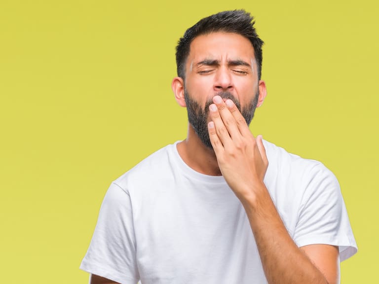 ¿Por qué nos tapamos la boca al bostezar? El verdadero origen no está relacionado con la educación