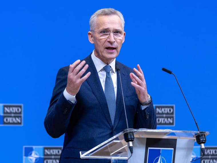 El secretario general de la OTAN, el noruego Jens Stoltenberg, habla ante los delegados miembros en la sede de la alianza militar en Bruselas de Bélgica.