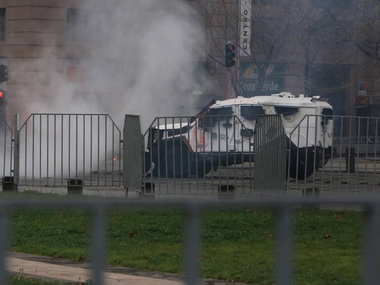 Encapuchados protagonizan incidentes en el centro de Santiago en medio de marcha que se dirige al Cementerio General