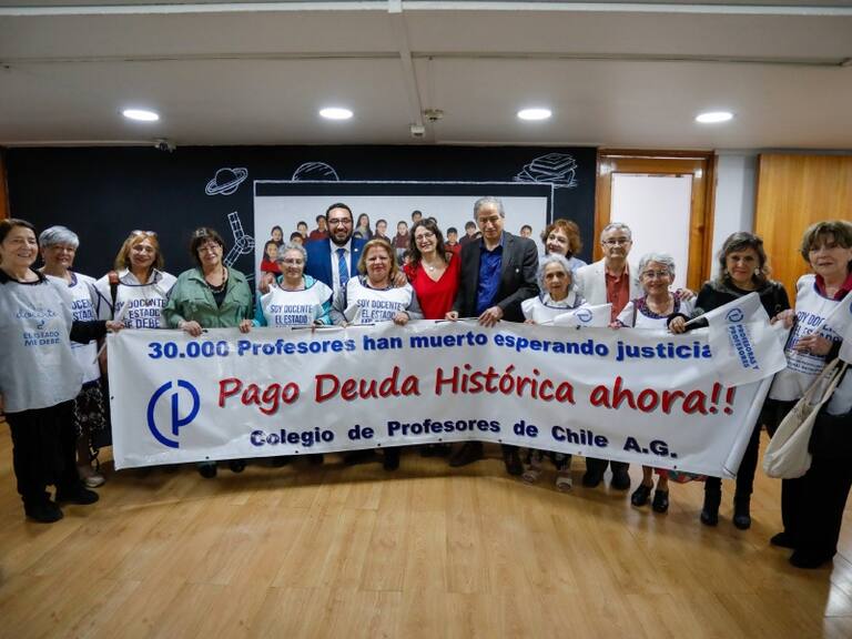 Con el ministro de Educación emocionado: Colegio de Profesores entrega resultados de consulta que aprobó pago de deuda histórica al Mineduc