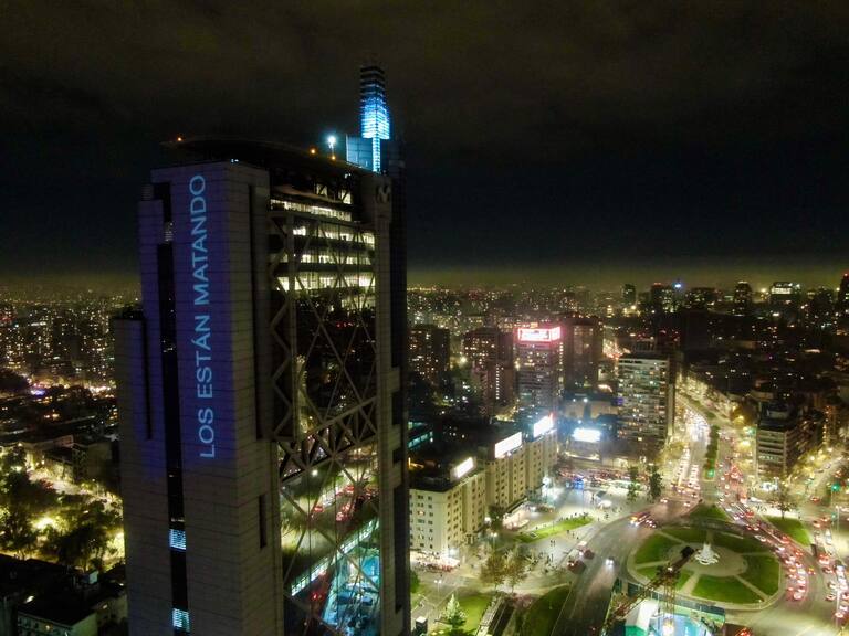 Día Internacional de los Niños Víctimas Inocentes de Agresión: iluminan torre Telefónica para recodar a menores fallecidos en balaceras