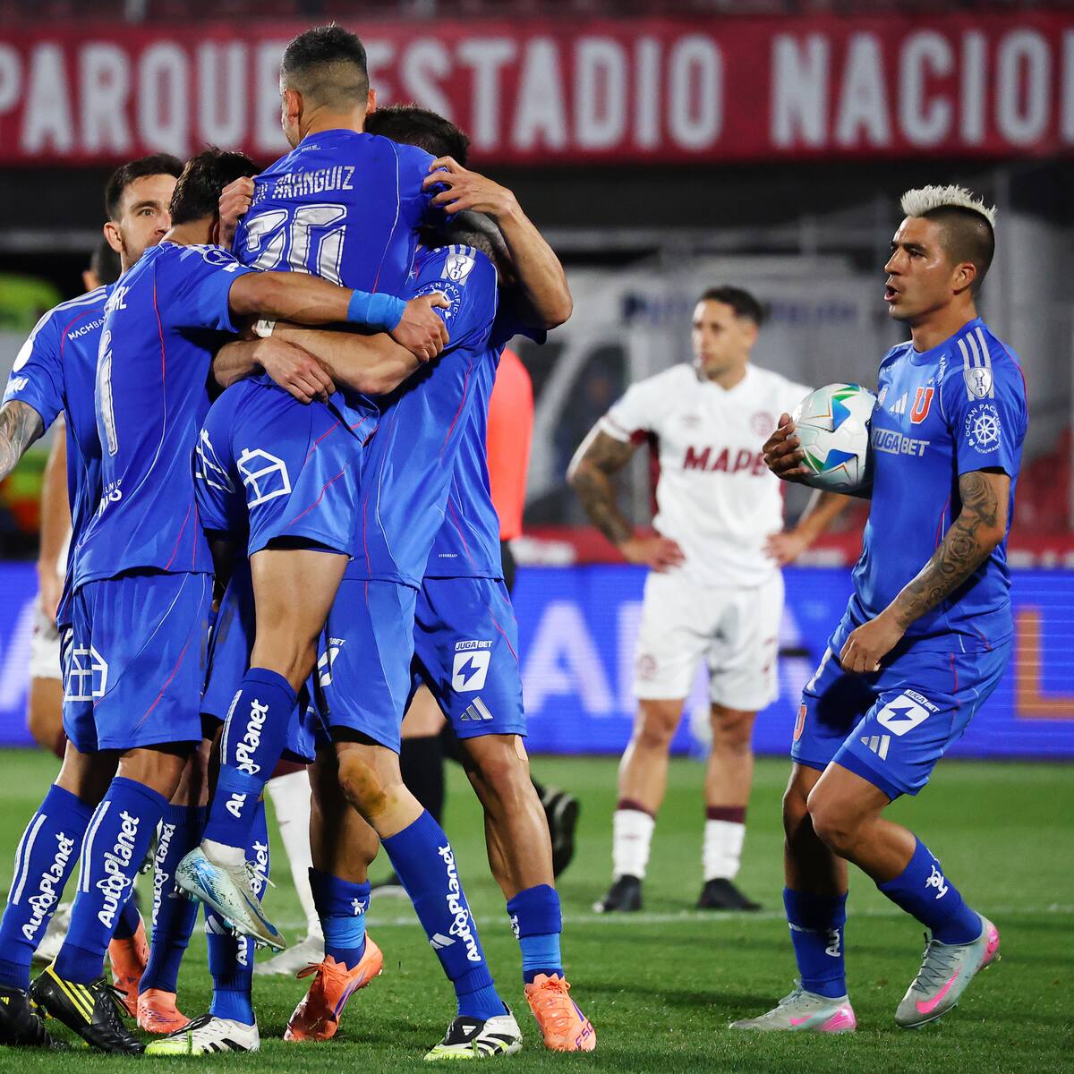 La U enmienda sus errores defensivos y rescata un empate ante Lanús para mantener viva la llave por el paso a la final de la Copa Sudamericana