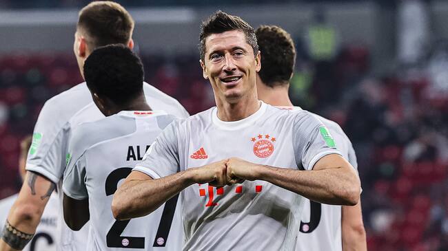 DOHA, QATAR - FEBRUARY 08: Robert Lewandowski of Bayern Munich celebrates his goal with his teammates during the semi-final match between Al Ahly SC and FC Bayern Muenchen at Ahmad Bin Ali Stadium on February 8, 2021 in Doha, Qatar. (Photo by Eurasia Sport Images/Getty Images)