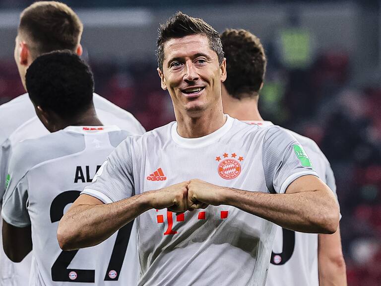 DOHA, QATAR - FEBRUARY 08: Robert Lewandowski of Bayern Munich celebrates his goal with his teammates during the semi-final match between Al Ahly SC and FC Bayern Muenchen at Ahmad Bin Ali Stadium on February 8, 2021 in Doha, Qatar. (Photo by Eurasia Sport Images/Getty Images)