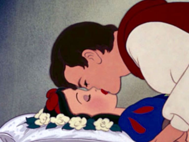 «Sin consentimiento»: visitantes de Disneyland desataron debate sobre el beso de Blancanieves