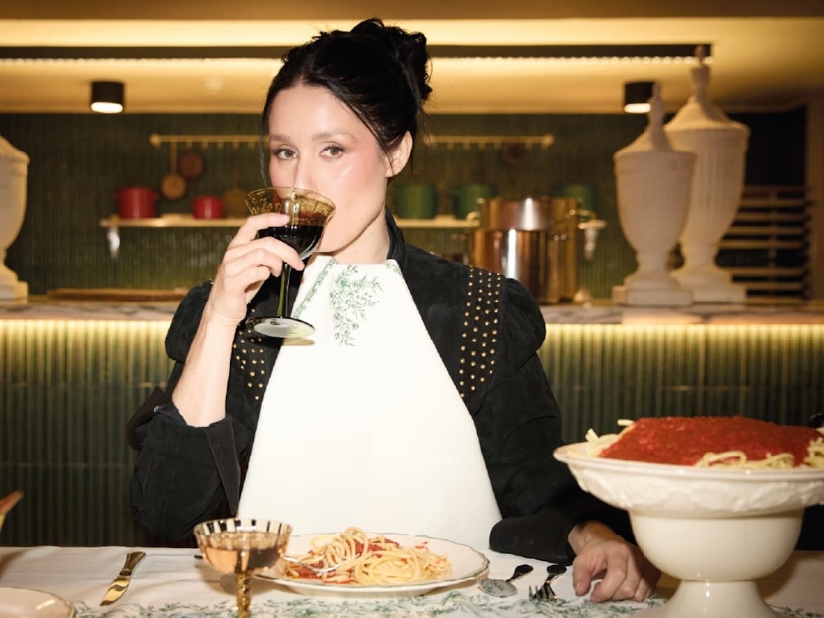 “Cena Maldita”: cantante chilena Fran Valenzuela sorprende con especial experiencia que incluirá cena y música en vivo