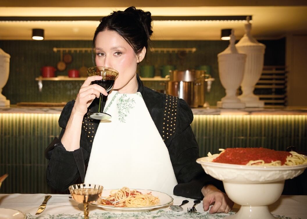 “Cena Maldita”: cantante chilena Fran Valenzuela sorprende con especial experiencia que incluirá cena y música en vivo