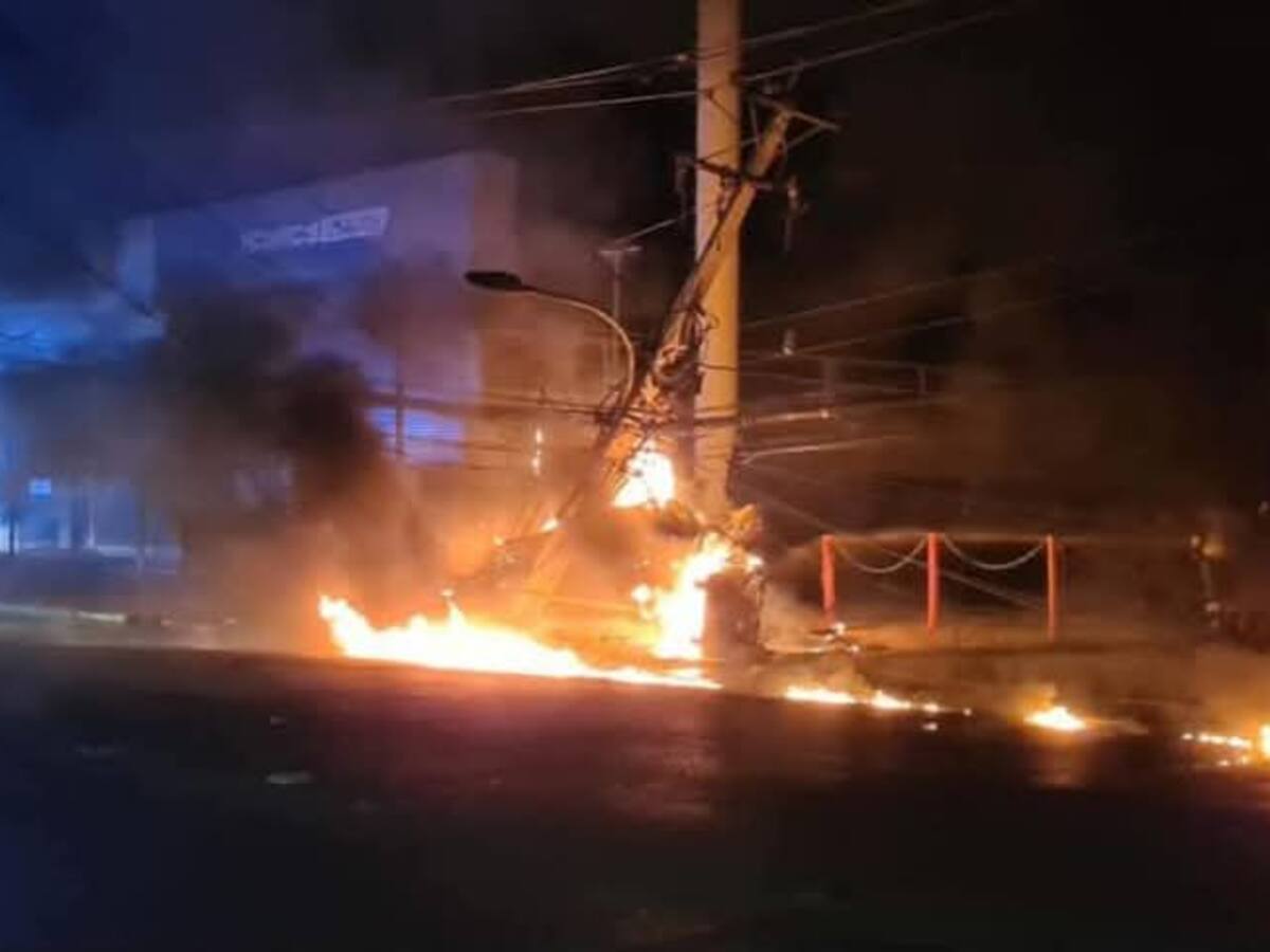 Tragedia en Linares: tres personas mueren calcinadas tras accidente de tránsito