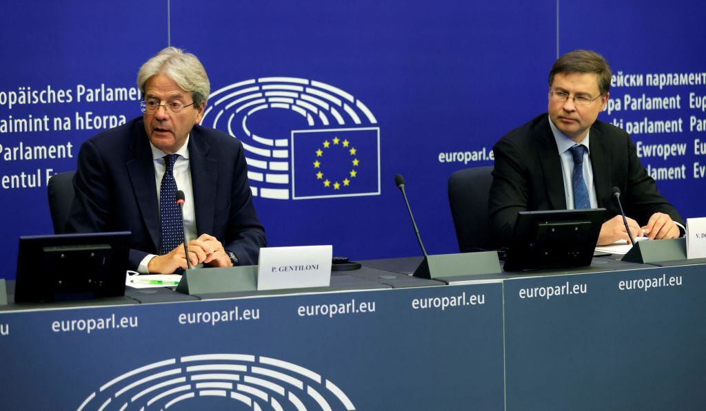 Comisionados europeos analizan las sanciones de la UE a Polonia