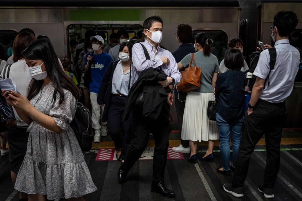 Ciudadanos con mascarillas viajan en el metro de Tokio