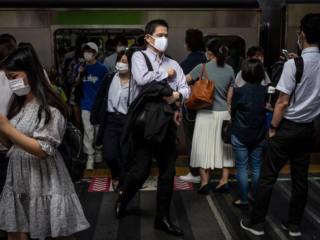 Ciudadanos con mascarillas viajan en el metro de Tokio